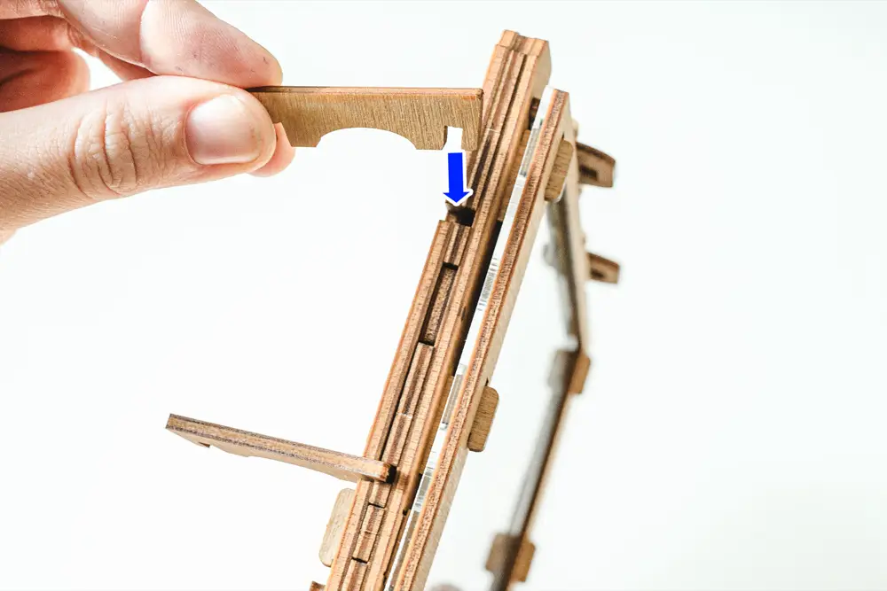 CLUEFRAME – Configuración – Montaje de los soportes y del cierre de seguridad