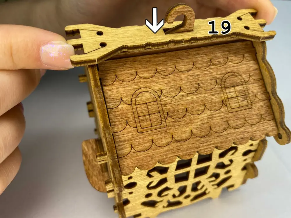New Year Box – Montaje – Paso 3: Coloca las paredes y el tejado